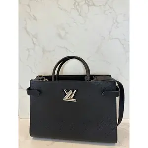 Pre-owned Leather Small Leather Goods Black Textured Tote Bag – Structured Everyday Work Carryall