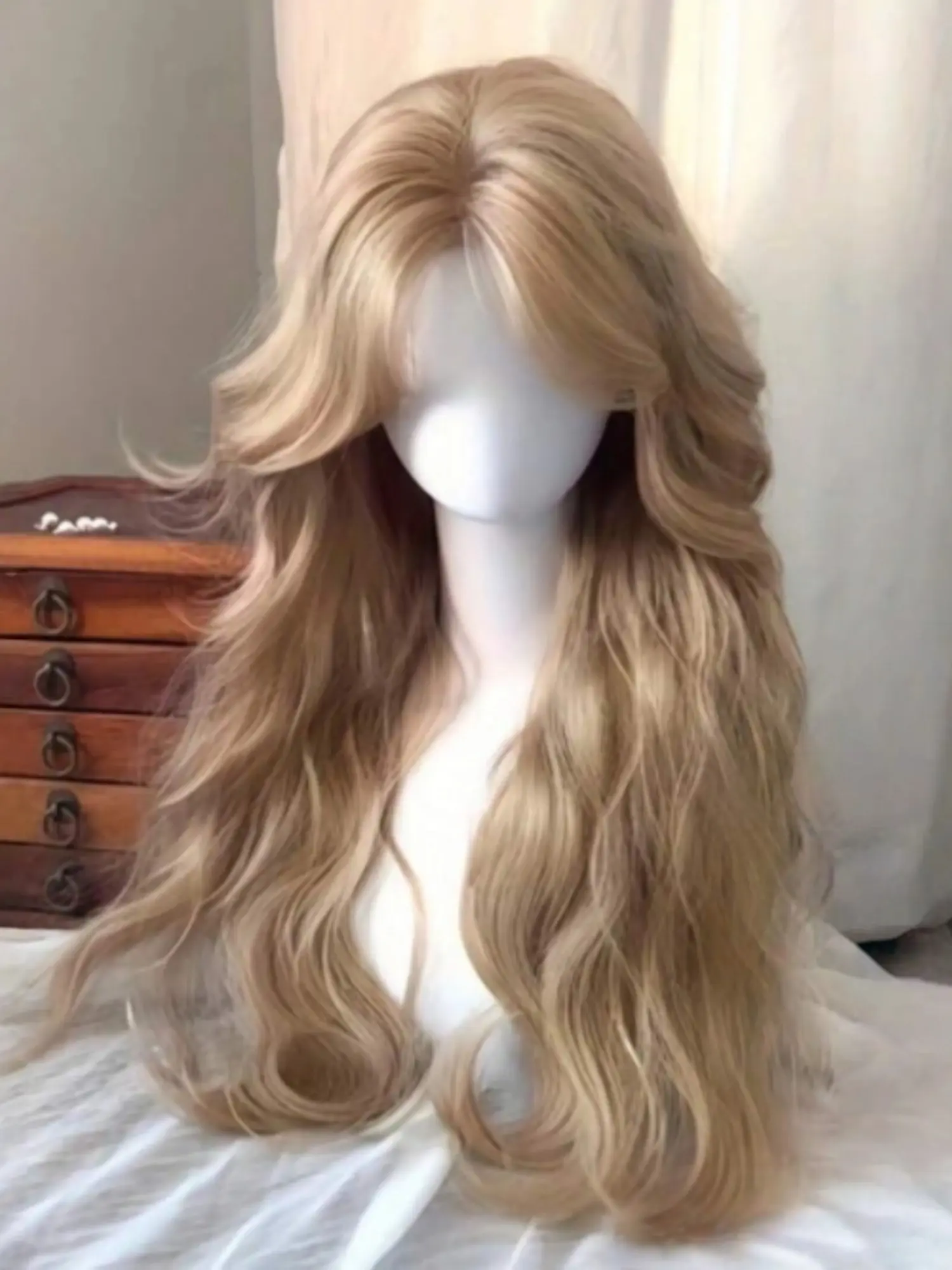 Light golden long curly wig with bangs, heat-resistant synthetic fiber, suitable for role-playing, anime conventionssuitable for daily wear, birthdays, Synthetic Curly Wavy, Synthetic Hair Wig, Synthetic Material Wigs