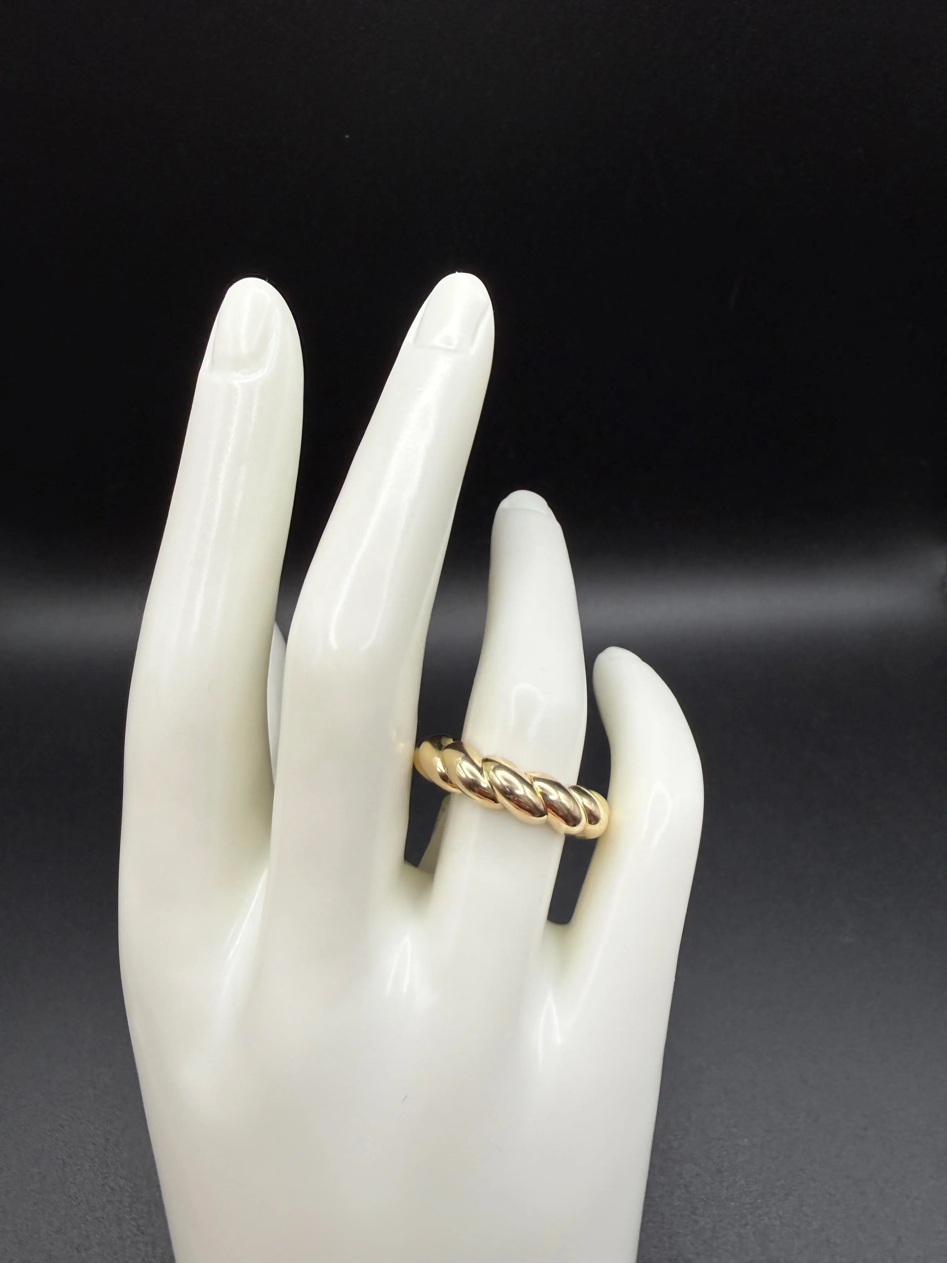 10K Gold Ring Size 7 - Elegant Classic Design for Casual & Formal Wear - Luxurious 10K Gold Material - Comfortable Fit for Most Fingers - Versatile Jewelry Piece