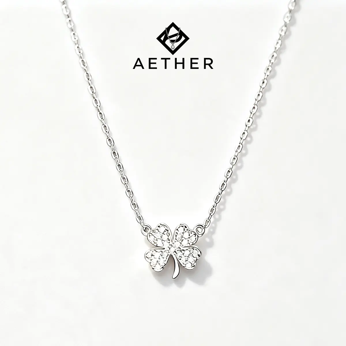 Women's Clover Decoration Necklace - Inlaid Crystal Pendant, Silver Clavicular Chain, Fashionable Crystal Necklace for Daily Wear, Crystal Necklaces, Clavicular Necklaces