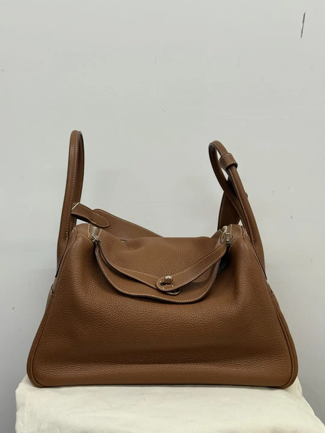 Pre-owned HERMÈS Lindy 34 Bag in Gold Brown Taurillon Clemence Leather with Silver Hardware, Square O Stamp (B2512028)