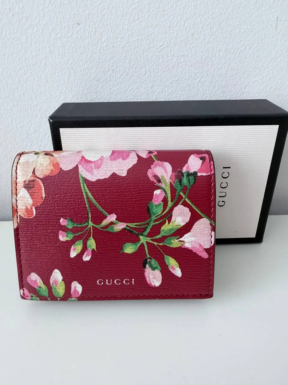 Pre-owned Leather Clutches & Wristlets Cartera Compacta Gucci Flora en Piel Texturizada Burdeos