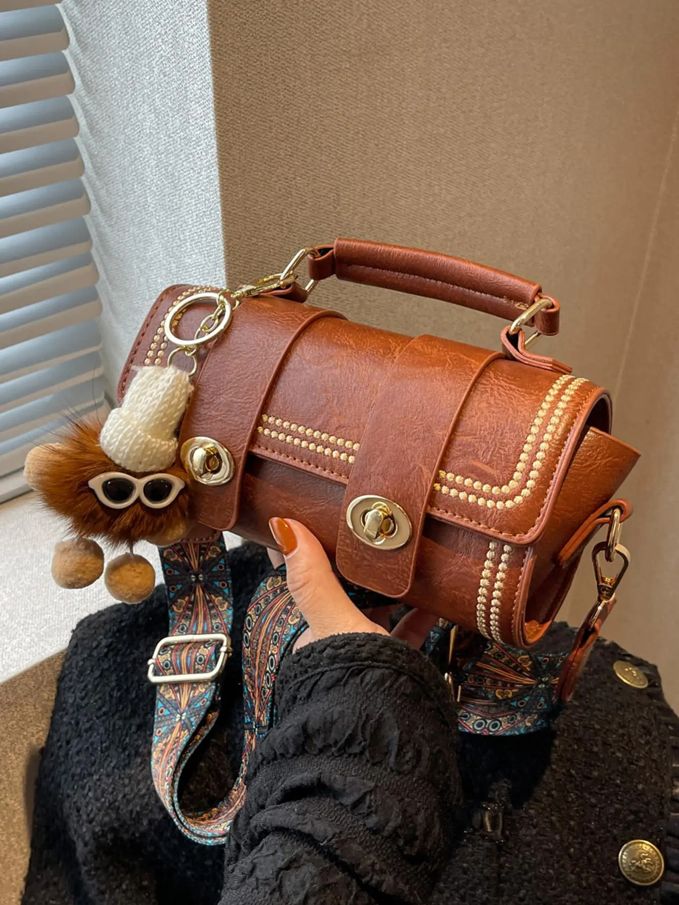 Women's Elegant Boston Bag with Cartoon Charm, Vintage Trendy Retro Textured Handbag, Fashionable Crossbody Bag for Daily Use, Unique Bags, Crossbody