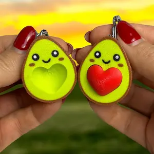 Adorable Avocado Keychain Pair – 3D Printed Valentine’s Day Gift with Removable Heart, Cute Couple Keyring Charm for Lovers and Friends