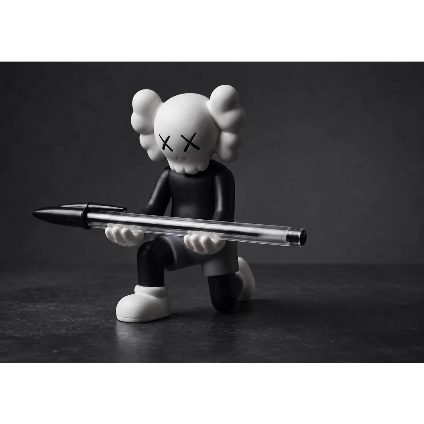 Modern Art Pen Holder Figurine, Desk Organization Accessory for Shelves & Gaming Setups, Ideal Birthday Gift for Home Improvement & Kitchen Fixture Styling