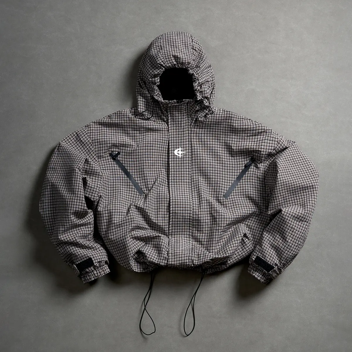 Men’s spring/autumn casual fashion jacket featuring a patchwork design, plaid pattern, zipper closure, and drawstring hood—versatile new model suitable for outdoor sports, everyday wear, holiday travel, commuting to work, and street outings.