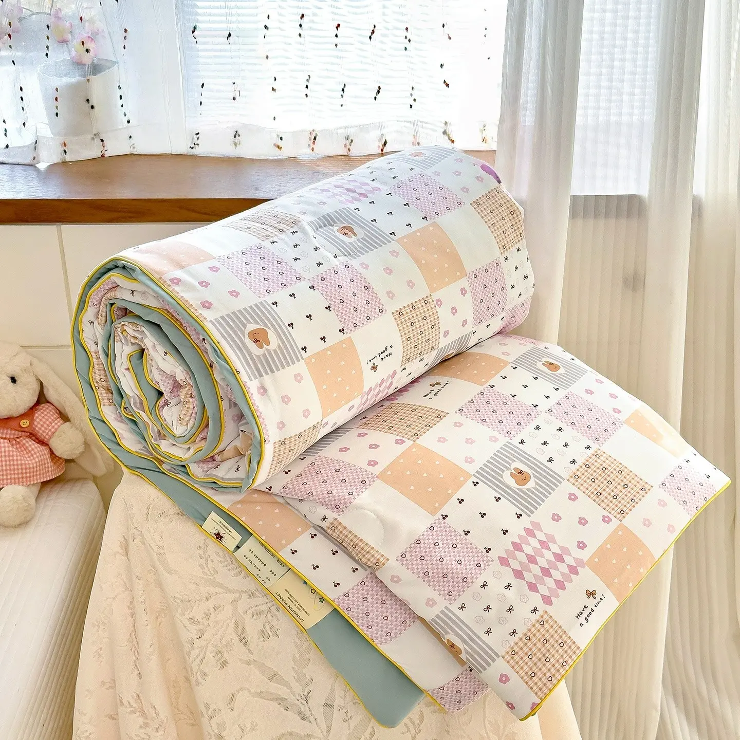 Polka-dot Rabbit Print Summer Lightweight Quilt: An ultra-soft, skin-friendly air-conditioning quilt and summer cooling blanket, perfect for use in summer bedrooms, offices, on beds, in living rooms, and for home relaxation, Soft Lightweight Quilts
