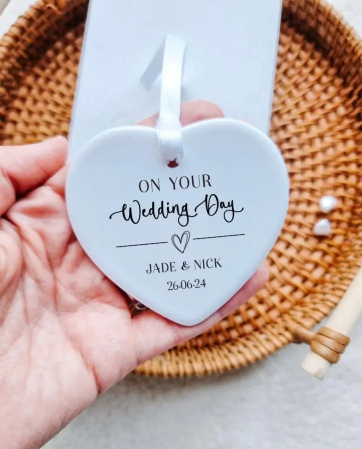 Mr & Mrs Wedding Gift, Personalised Hanging Tag, Wedding gift, Wedding Keepsake, Wedding Present, Ceramic Heart Plaque for Wedding Day