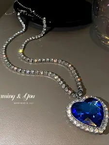 Retro Luxurious Crystal Heart Pendant Necklace, Heart Shaped Pendant, Featuring Romantic Geometric Stripes Design, Suitable for Jewelry Accessories for Women, Valentine's Day and Anniversary Gift