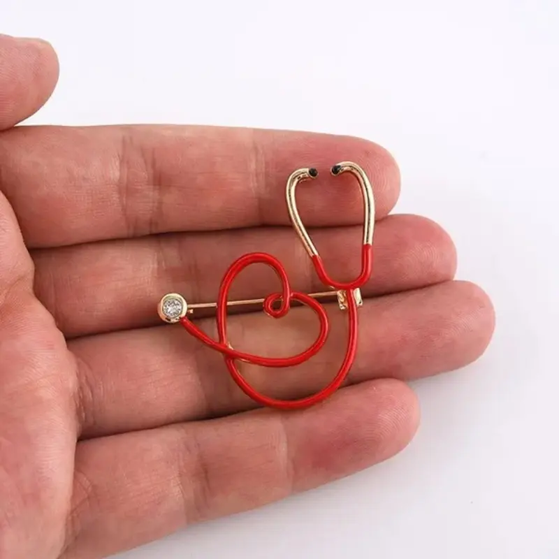 2pcs New Golden Stethoscope Heart Shaped Alloy Brooch Pins, Cute Love, for Doctor, Nurse, Valentine'S Day, Daily Occasion, Gift-giving, Vacation, All Seasons, with Backpack Lapel Badge Jewelry Gift