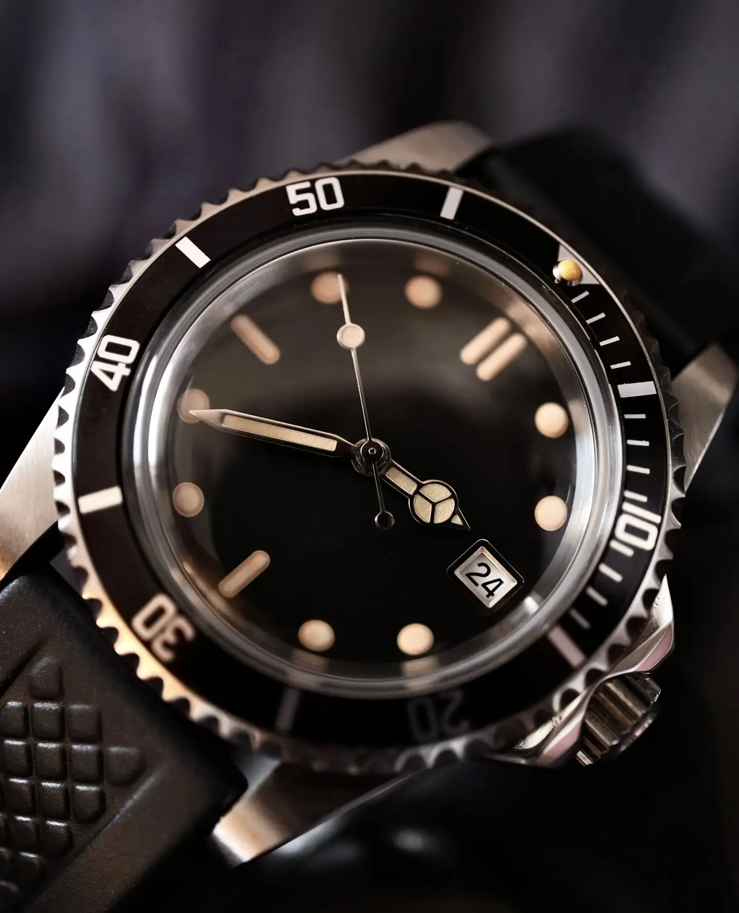 Black dial and black circular bezel, 38mm, black leather strap, exquisite mechanical watch