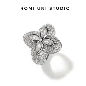 ROMI UNI STUDIO Four-Leaf Clover Full Diamond Ring, Lightweight Luxury Copper Plated Silver with AAAAA+ Zirconia, Emerald Green/White Diamond Two-Tone, 25.4mm Adjustable Open Ring