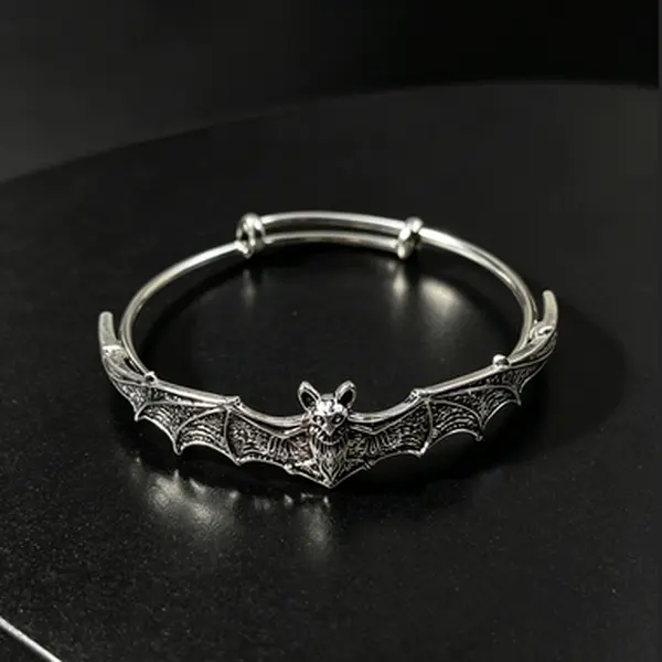 Halloween Vintage Bat Pendant Alloy Bracelet for Women, Witchy Gothic Jewelry, Retro Bat Charm Bracelet, Unique Party Accessory & Halloween Gift