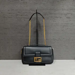 Pre-owned FENDI Leather Shoulder Bags 7.8'' R3739 Shoulder Bag C14301060673 0410 T3 Mia