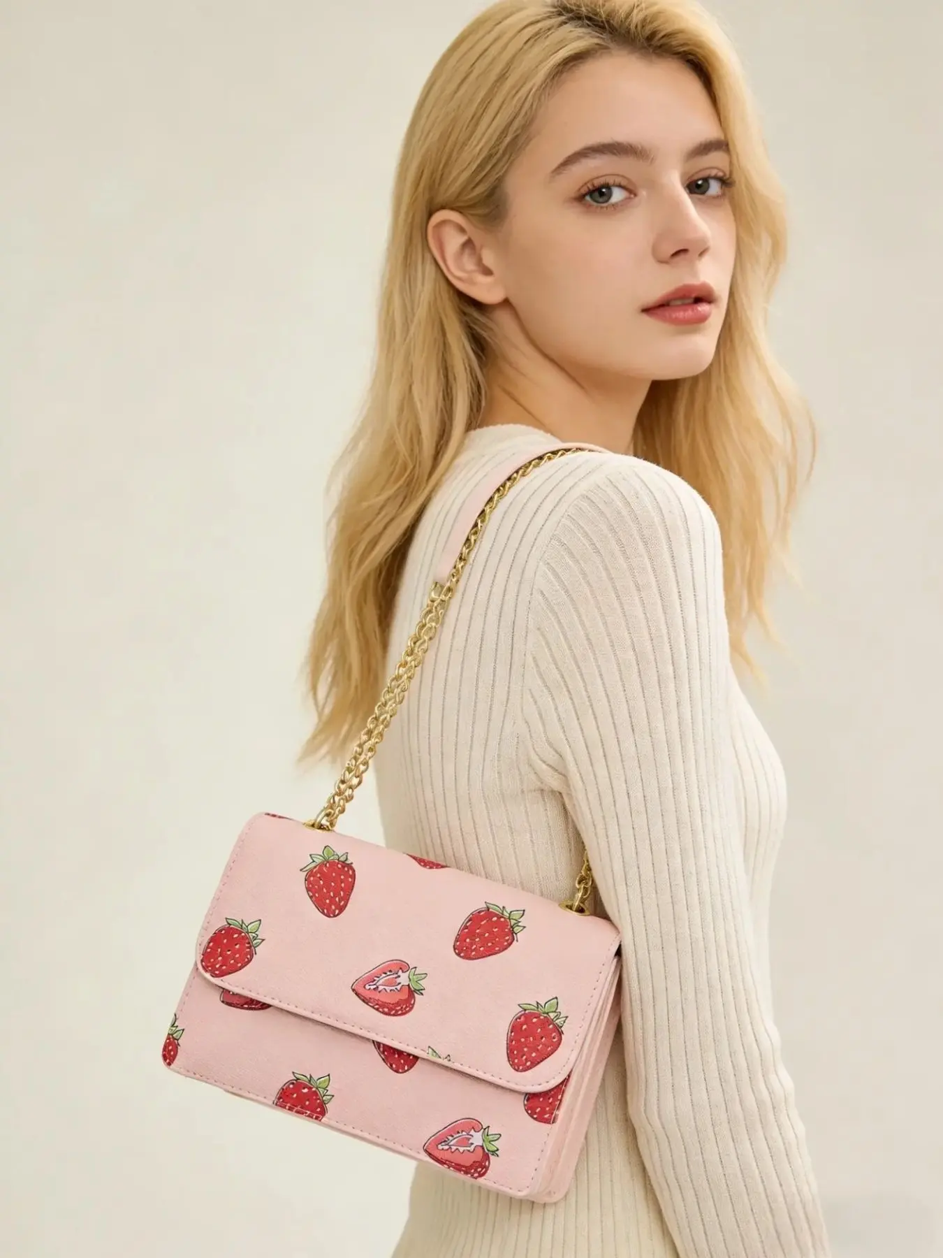 Women's Square Shoulder Bag, Purse Fashionable Crossbody Bag with Chain Strap, Strawberry Pattern, Fashionable Patterned Bag, Stylish and Versatile Handbag for Daily Use