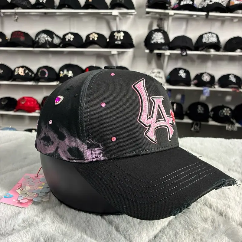 31 Hats, modelo "LA XOXO Sweethearts" en color negro con detalles en rosa.