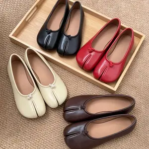 Women’s comfortable flats with soft soles and split toes, Tabis with pig toe design, low-cut everyday casual shoes