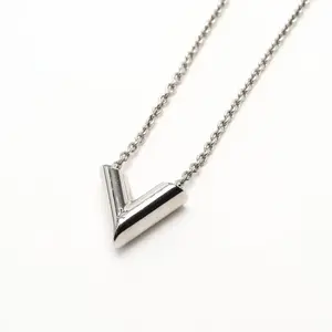 Pre-owned Louis Vuitton V Necklace