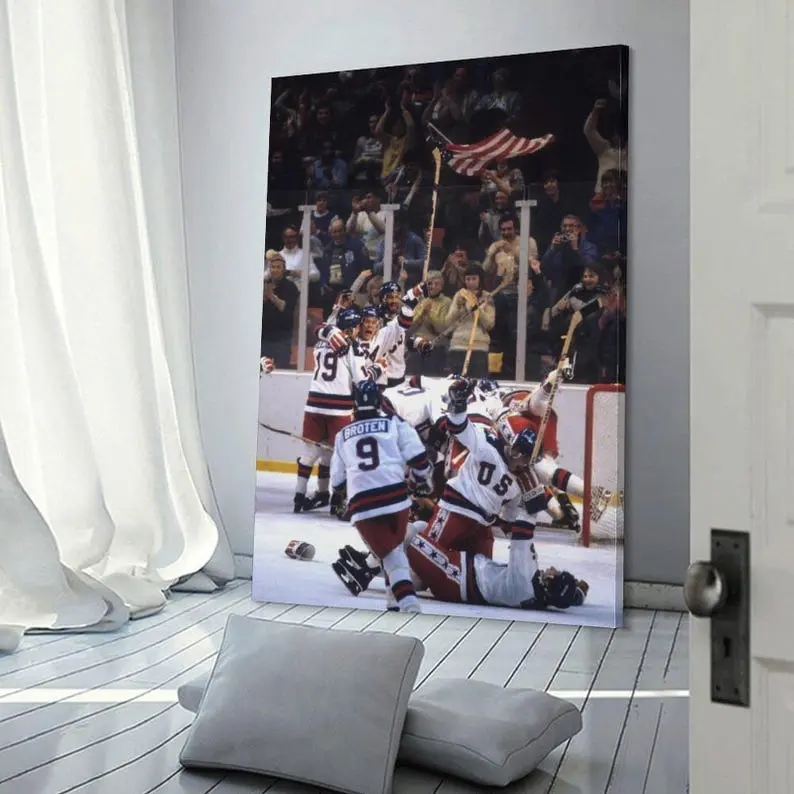 1980 USA Hockey Miracle on Ice Graphic Print Poster - Retro Hockey Icon, 11x17/12x18/24x24 Paper Sports Photo, Sports Theme Wall Decor, Wall Display Decoration, Collectible White Border Room Art with Tube, Multi-Size