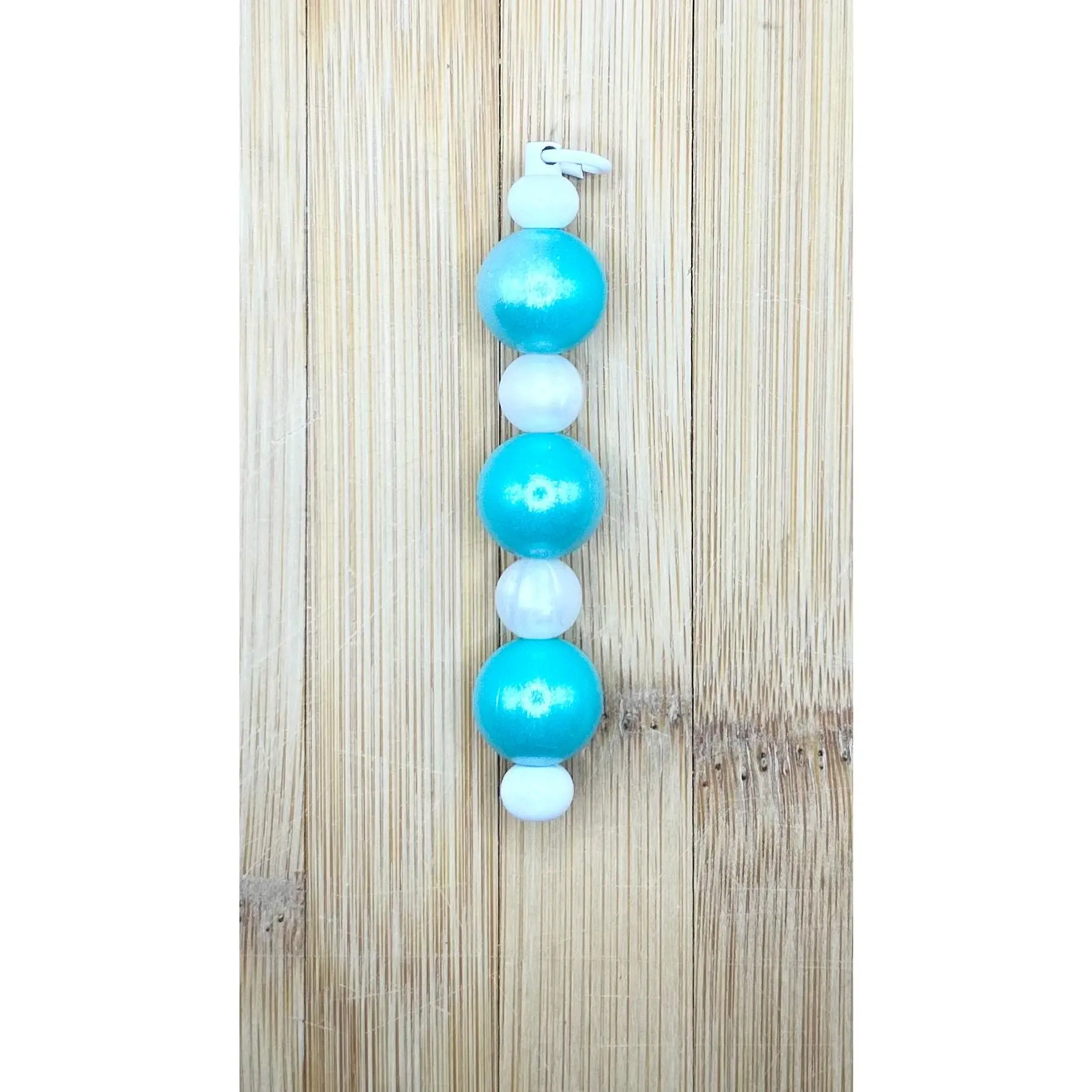 Pearlescent zipper pull