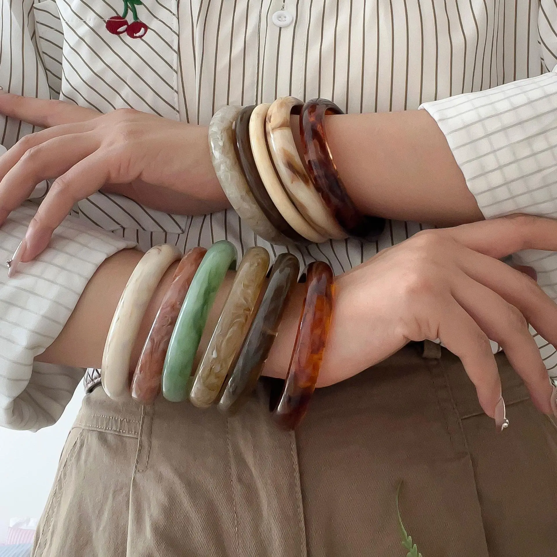 Vintage Beige Coffee Green Round Resin Cuff Bracelets Bangles for Women Acrylic Wide Geometric Bangle Girls Jewelry Gift