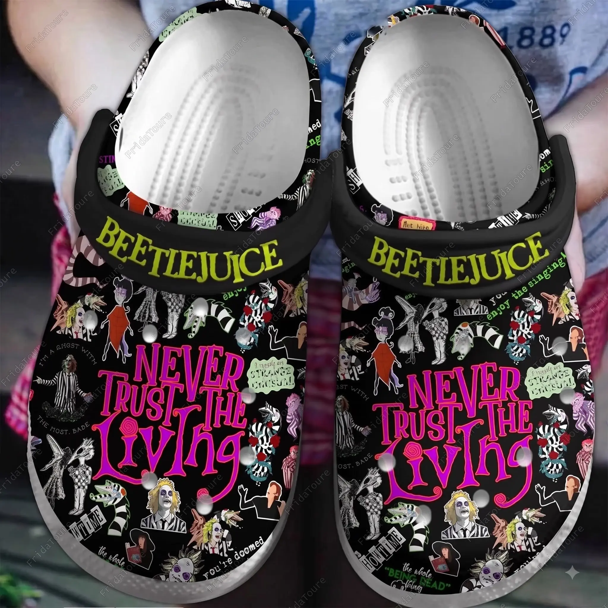 Never Trust The Living Beetlejuice Clogs Lightweight Breathable Foam Shoes Black Striped Graphic Print Slip On Sandals Anti Slip House Slippers Casual Outdoor Beach Footwear Halloween Costume Party Gift Men Women Adults Unisex