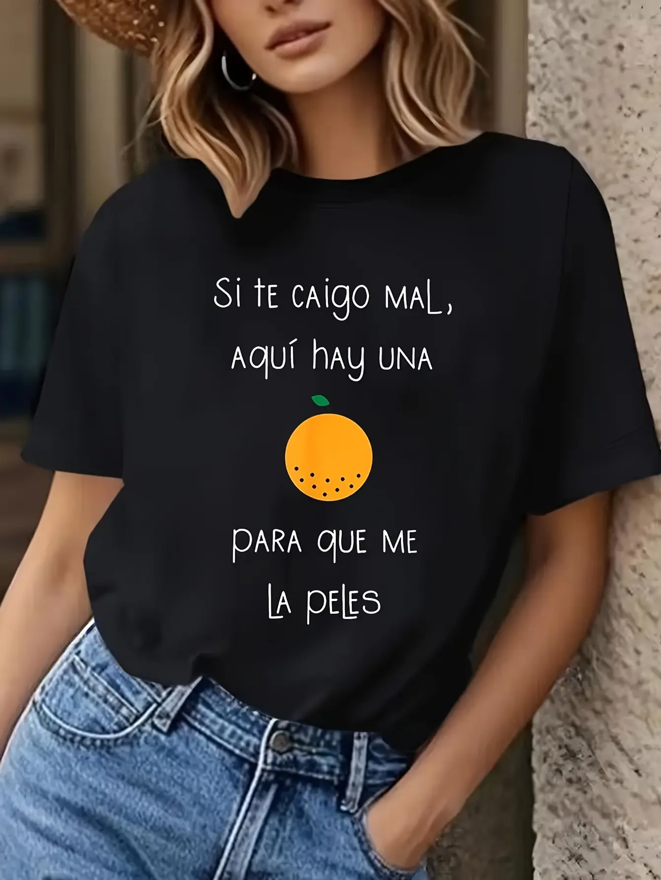 Women's Spanish Phrase T-Shirt "Si Te Caigo Mal Aquí Hay Una Para Que Me La Peles" Funny Slogan Top with Spanish Text & Orange Accents - Casual Short Sleeve Round Neck Blouse Spanish Shirt for Casual Attire or Gifts