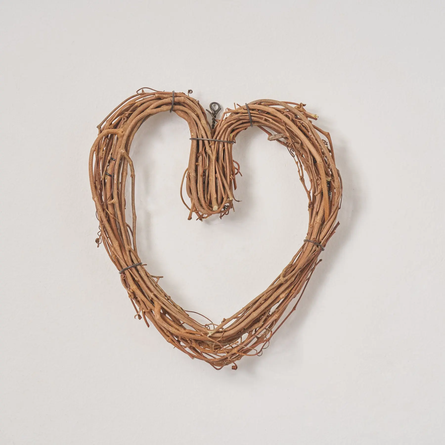 10" Traditional Single-Piece Natural Grapevine Heart-Shaped Wreath Base, Hangable Farmhouse Home Decor for Valentine's Day, Mother's Day Room Decorations, One Piece