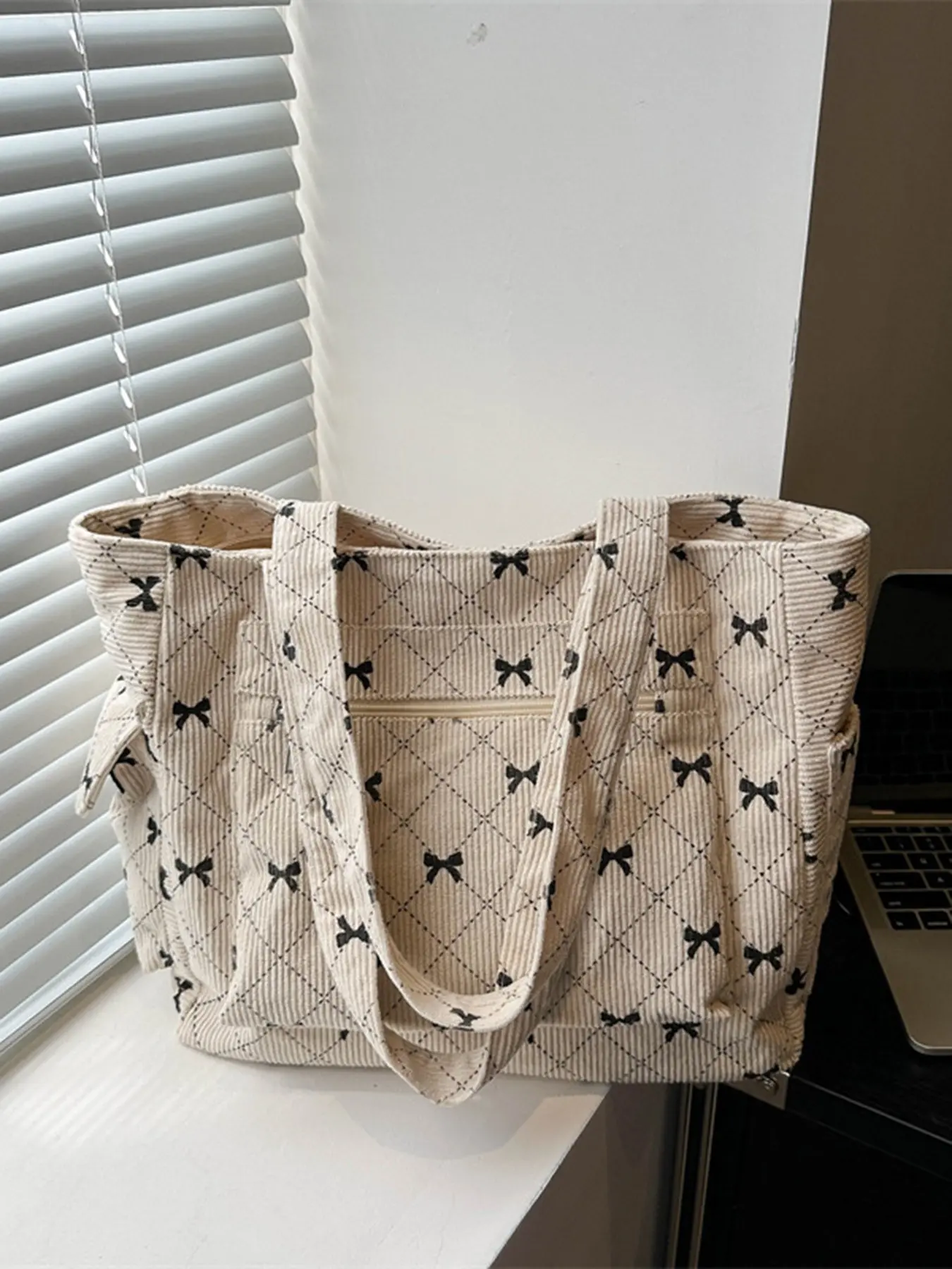 Exquisite bow pattern tote bag, casual and simple versatile large capacity shoulder bag, Daily commuting bags, with multiple pocket design and reasonable separation, suitable for daily commuting and shopping in the mall