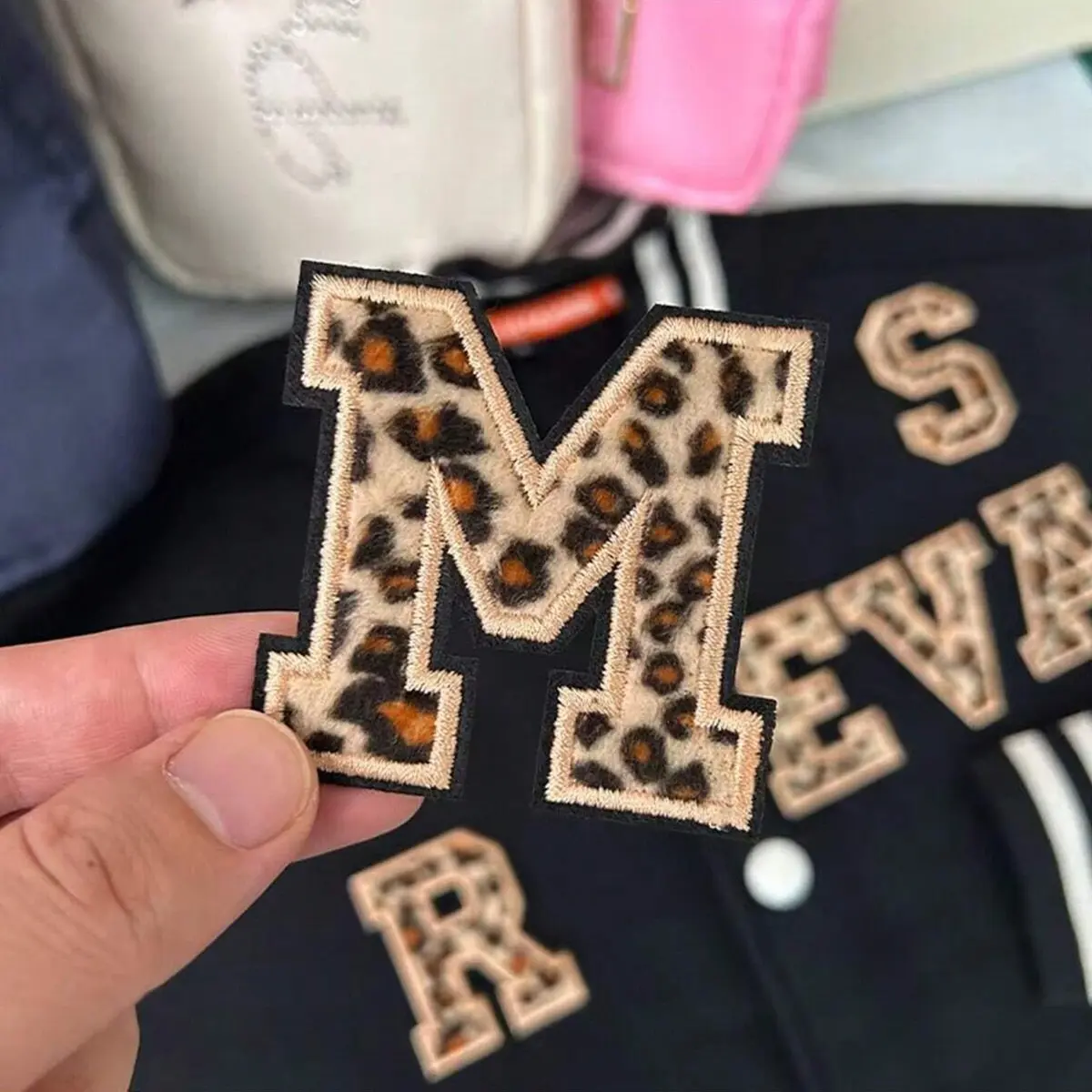 1 pc A~Z English letter badge patch, Embroidery Patches, leopard print decal embroidery, Lettered Embroidery, washable patch fabric, DIY clothing name, handicraft accessories, suitable for clothing, backpacks, shoes, various fabric decorations