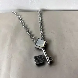 Key necklace jewellery with engraved qr code, meaningful pendant for anniversary, gift idea for her, valentines gift, woman pendant, necklace with natural pearl