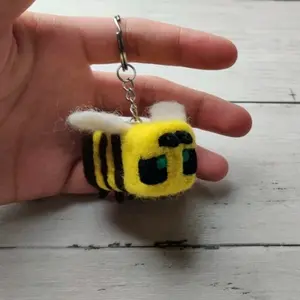 Minecraft Bee Needlefelt Keychain