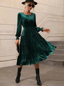 A women's velvet material, round neck, waisted long-sleeved dress, suitable for autumn and winter, suitable for parties, dates or formal occasions in autumn and winter, Formal Wear