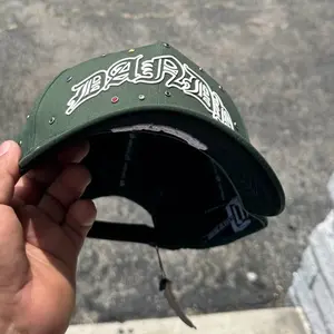 Dandy Hats 10diecimo Aniversario Green Cap with Unique Design and Text