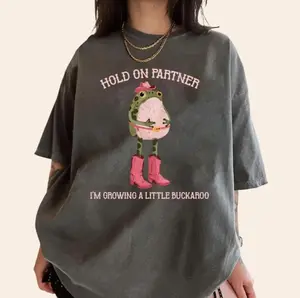 Hold On Partner Frog Maternity T-Shirt – Funny Western Pregnancy Announcement Tee with Cowboy Boots, Cute Expecting Mom Outfit Idea