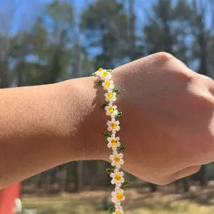 Daisy Bracelet with Green Leaves