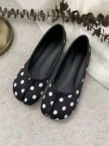 French Retro Polka Dot Toe Separated Shoes for Women, Soft Sole Ballet Flats, Comfortable for Commuting and Work, Stylish and Practical, Slip On Flats