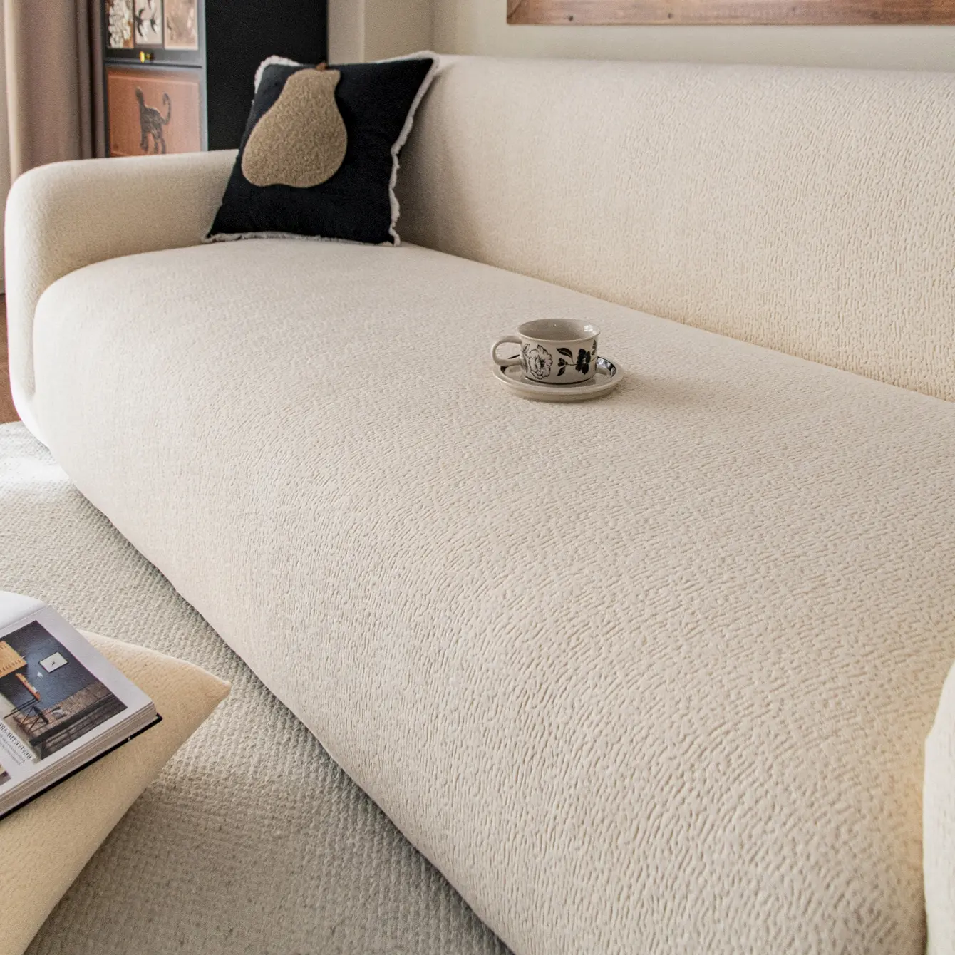 1pc plush-style stretchy sofa cover, warm and soft, machine washable, pet furniture protector, Dustproof Couch Protector, dust-proof and stain-resistant, for all seasons. Ideal for holiday decoration and daily use, fits 2/3/4-seater sofas