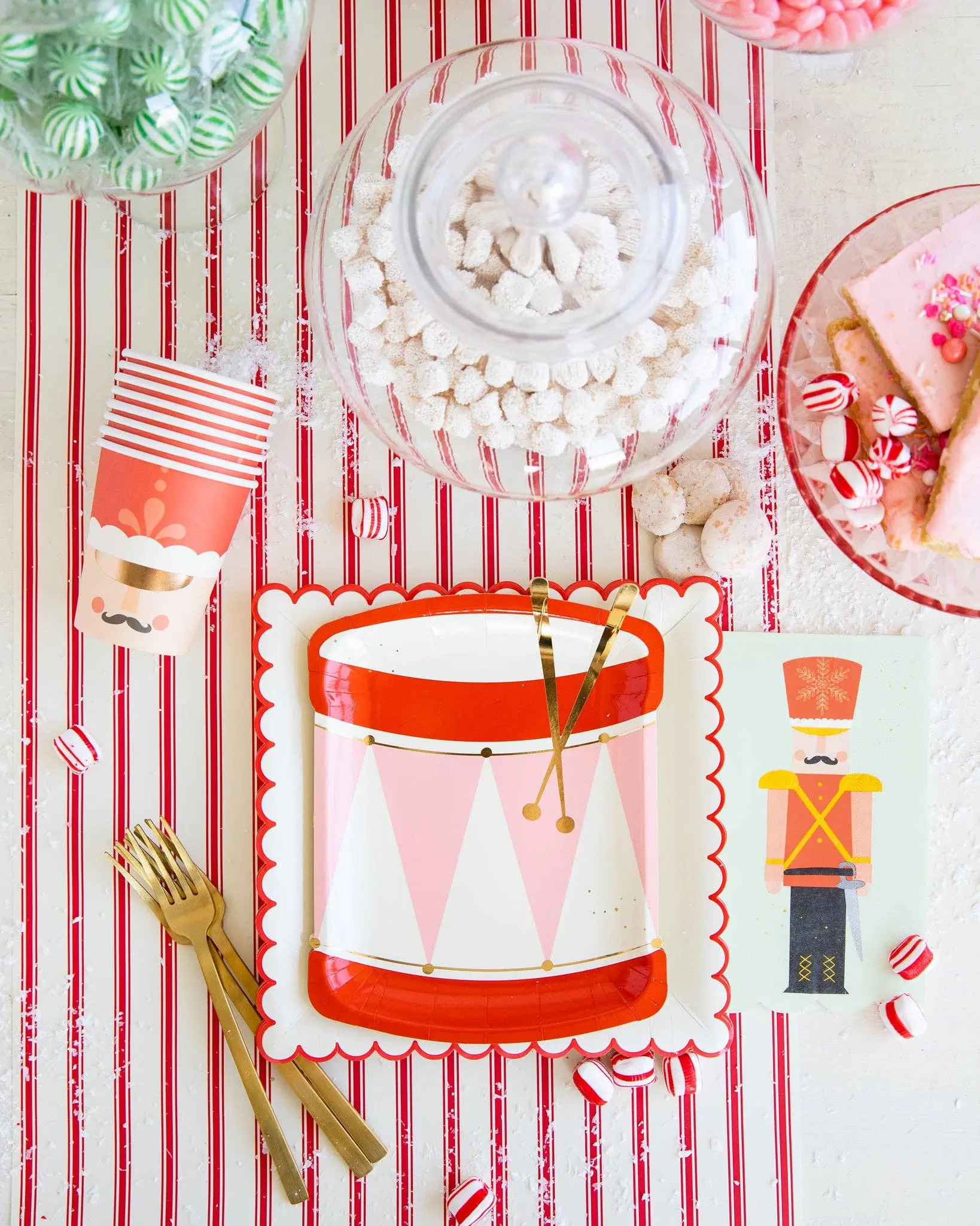 PRESALE CHRISTMAS SHIPPING MID OCTOBER - NUT840 - Nutcracker Drum Shaped 9" Plate