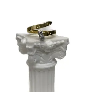 Clavo Anillo con Piedras Ajustable - Gold-Tone Adjustable Ring with Gemstones for Stylish Wear