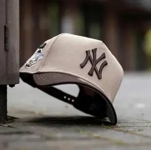 Tan Beige New York Yankees 9FORTY Snapback Hat, Dark Brown Embroidered NY Logo, World Series Champions Side Patch Cap, Brown Undervisor, Limited Edition 2026 Urban Streetwear Gorra premium, moda urbana para hombres y mujeres