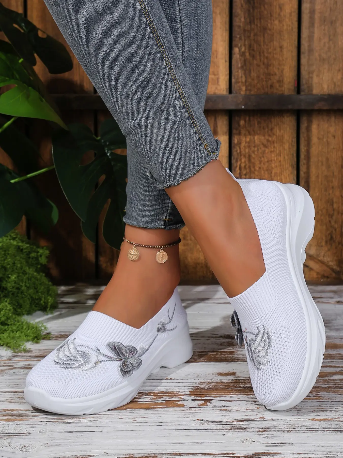 Traditional Embroidered Knit Mesh Mom Shoes, Soft Sole Slip-On Lazy Person Shoes, Breathable Walking Sports Shoes for Middle Aged Adults