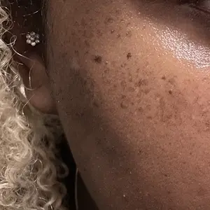 Product Review of Waterproof Freckles Pen: Faux Freckle Stamp and Fine Tip Eyeliner for Realistic, Long-Lasting Freckles and Effortless Makeup, Perfect for Daily Wear and Cosplay from g**_