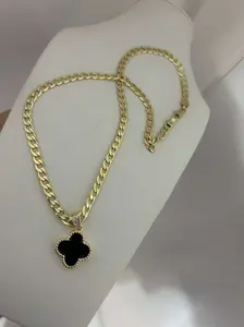 Cadena Cubana de Oro Laminado con Colgante Negro de Cuatro Pétalos