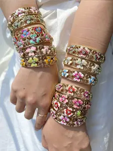 5/7pc Random Color Geometric Textured Vintage Elegant Luxury Palace Enamel Bangle Bracelets, Colorful Resin Stone Hollow Line Flower Butterfly Bracelets