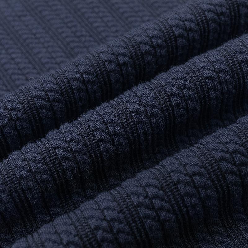 Men’s solid-color V-neck faux two-piece short-sleeve T-shirt with a stylish jacquard texture; casual athletic design that is simple, versatile, comfortable, and breathable—ideal for work commutes, outdoor activities, and everyday home wear.