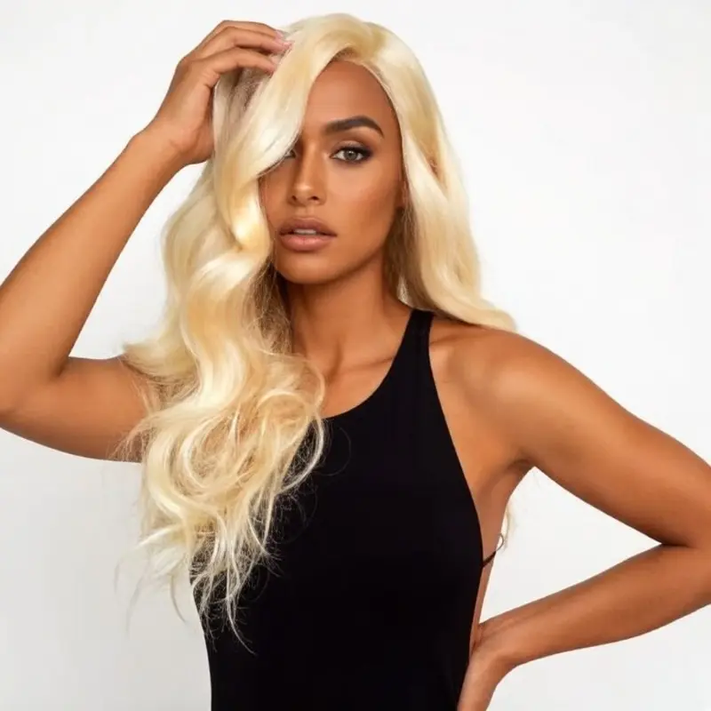 A 22-inch light golden long wavy wig with middle part for women, suitable as a styling accessory for role-playing, Halloween, daily wear, holiday parties, stage performances, fashion events and other occasions.