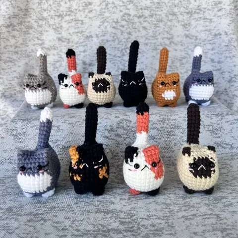 Woollypals Crochet Cute Cat Keychain Handmade Mini Amigurumi Plushie Soft Chubby Keyring Gifts For Cat Lovers 4x6x8 cm