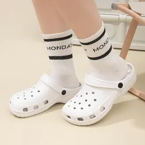 Classic two-way perforated shoes, black/white dual color, EVA slides, breathable non-slip closed-toe sandals, suitable for home and outdoor use, beach footwear