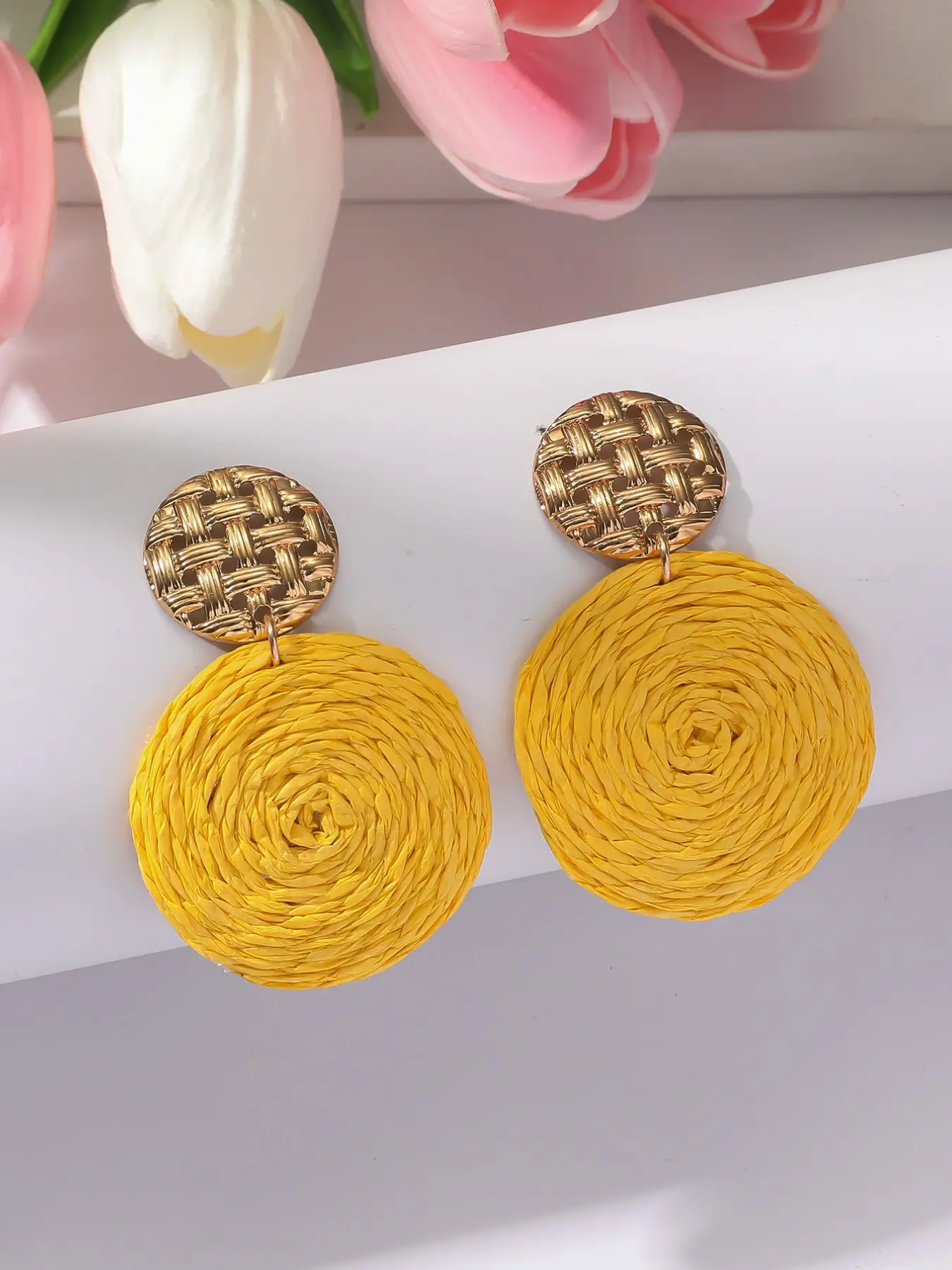 Handwoven Yellow Raffia & Gold-Tone Metal Drop Earrings, Fashionable Earrings, Boho Summer Statement Earrings for Women, Casual Trendy Jewelry, Tropical Round Design, Lightweight & Comfortable, Beach Vacations, Festivals, Daily Wear